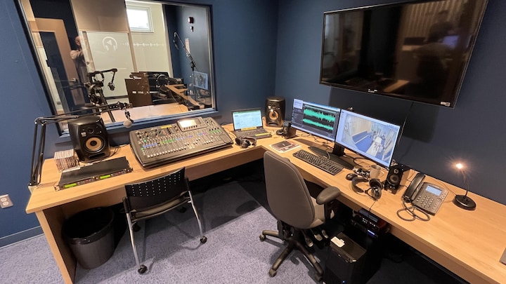 Des consoles de son sur un bureau.