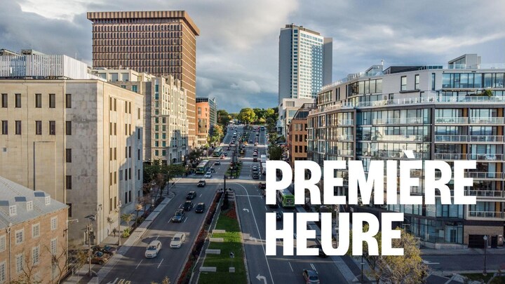 Des véhicules circulent sur une grande artère au centre-ville de Québec.