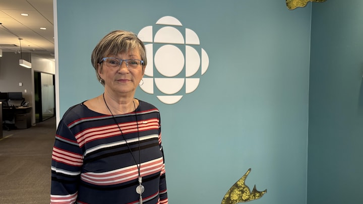 Chantal Gauthier pose pour la caméra, dans la station de Radio-Canada à Sept-Îles