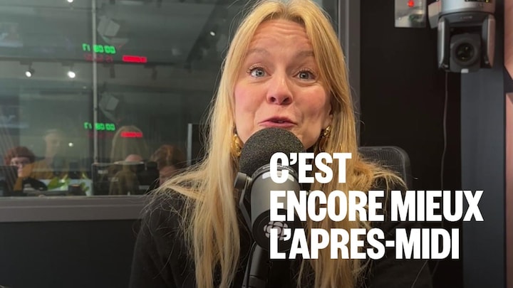 Une femme assise dans un studio radio