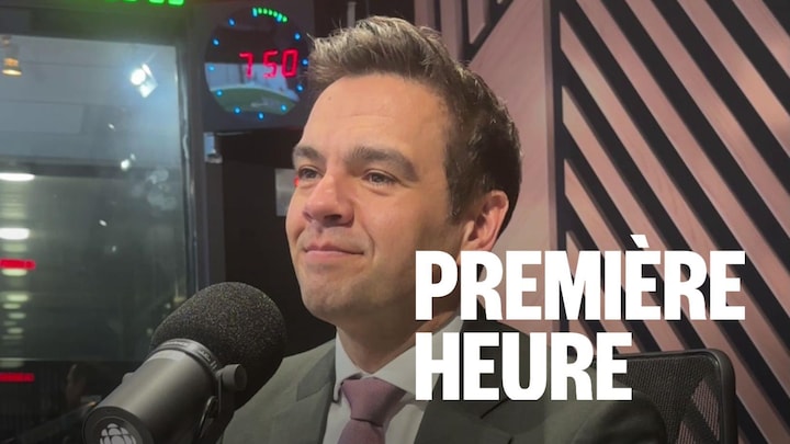 Un homme assis dans un studio radio.