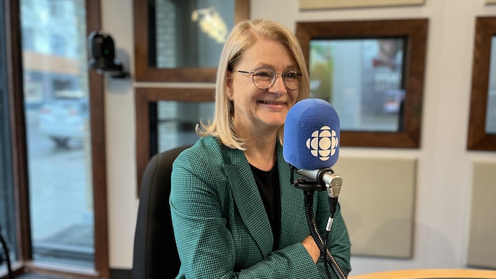 Claire Bolduc en entrevue à Radio-Canada, dans le studio de Rouyn-Noranda.