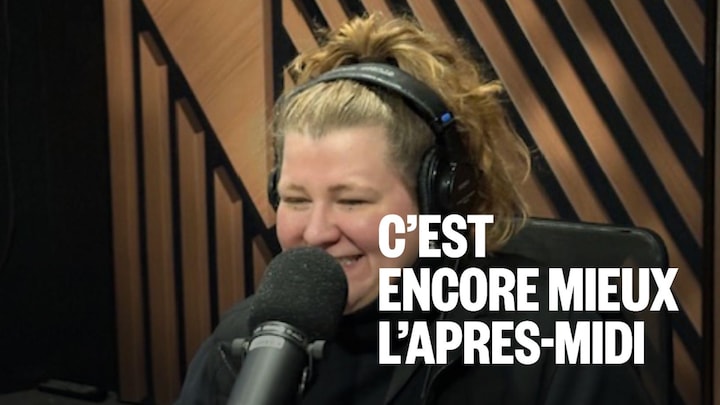 Une femme assise dans un studio radio.