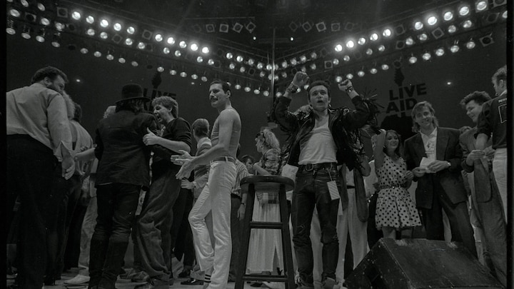 Adam Ant, Freddie Mercury, Paul McCartney sur scène avec d'autres musiciens lors de la finale du Live Aid.