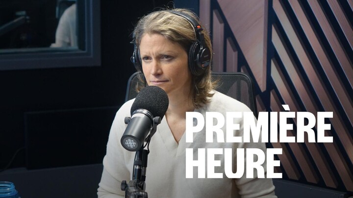 Une femme assit dans un studio radio.