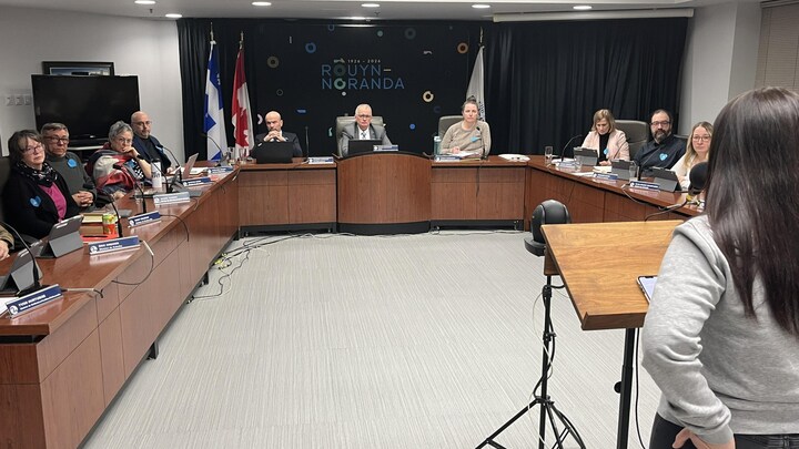 Une femme s'adresse au conseil de ville de Rouyn-Noranda.