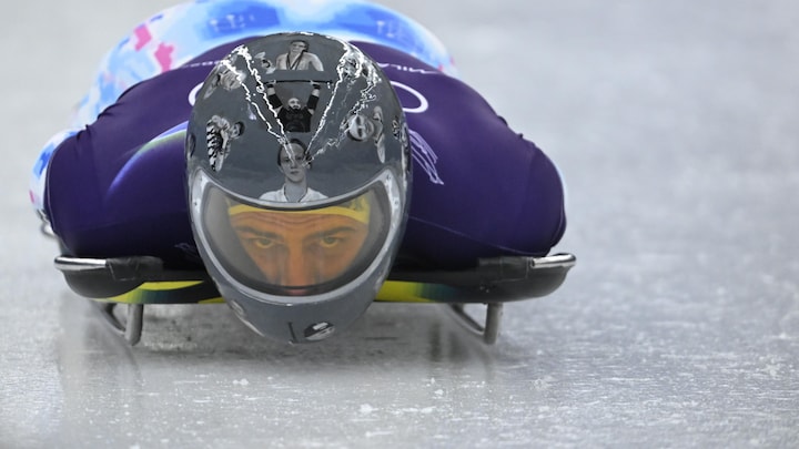 Le skeletoneur fait une descente d'entraînement.