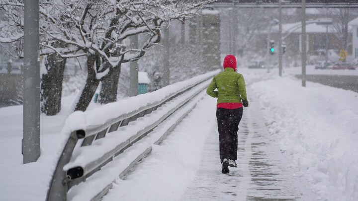 Une personne fait du jogging à Rimouski, sous la neige.