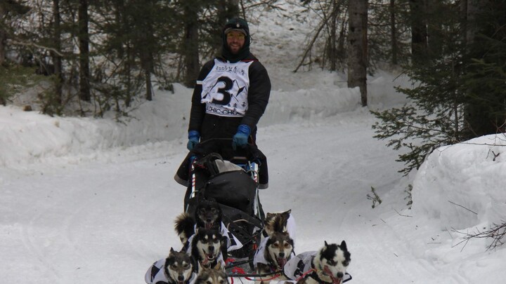 L'un des mushers prenant part au parcours de 180 milles, Rémy Leduc, en pleine action.