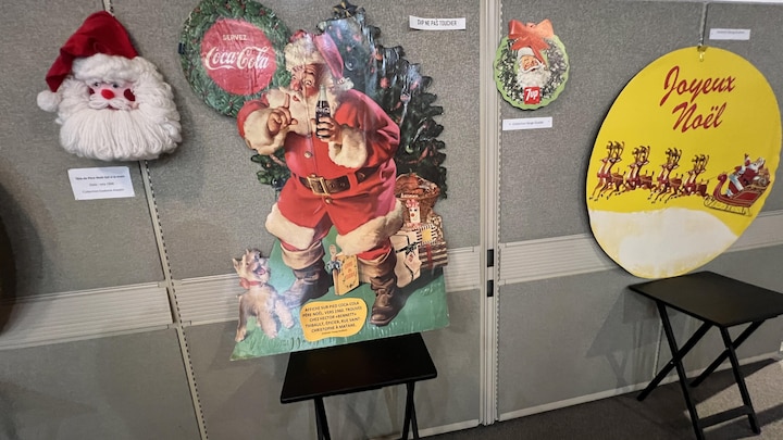 Différentes affiches qui représentent le Père Noël sont disposées côte-à-côte.
