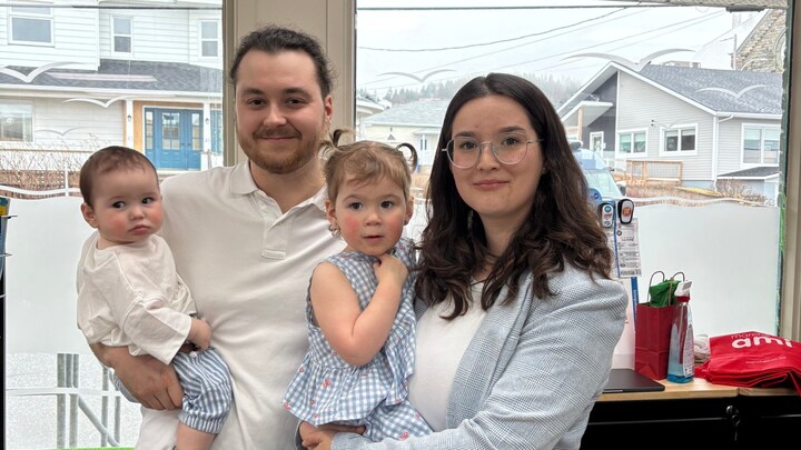 Zachary Parent et Tania Vienneault et leurs enfants.