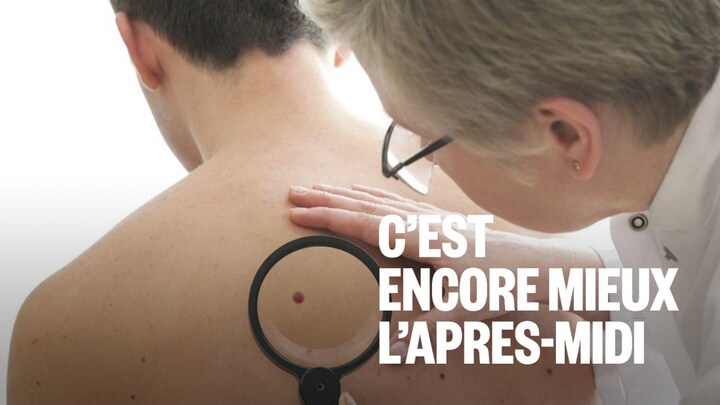 Une dermatologue examine un patient.