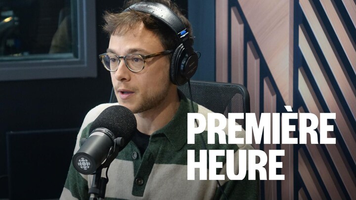 Un homme assis dans un studio radio.