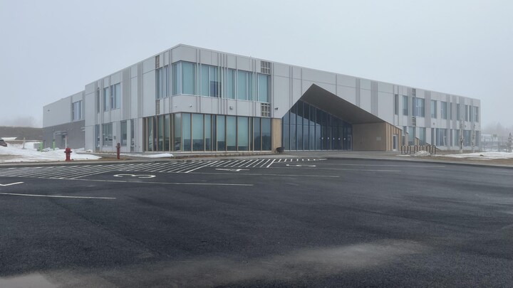Une prise de vue extérieure de l'École régionale Baie-des-Chaleurs