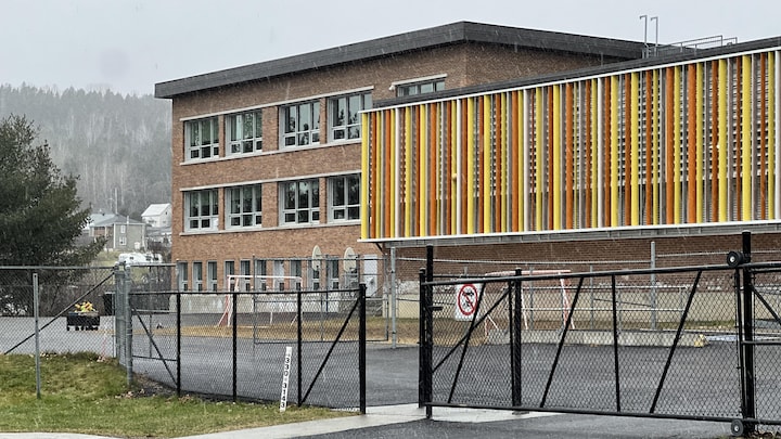 Extérieur de l'établissement en automne.