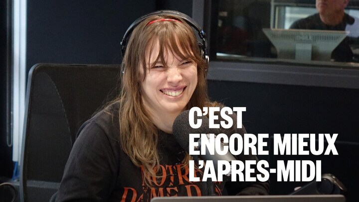 Une femme assise dans un studio radio.