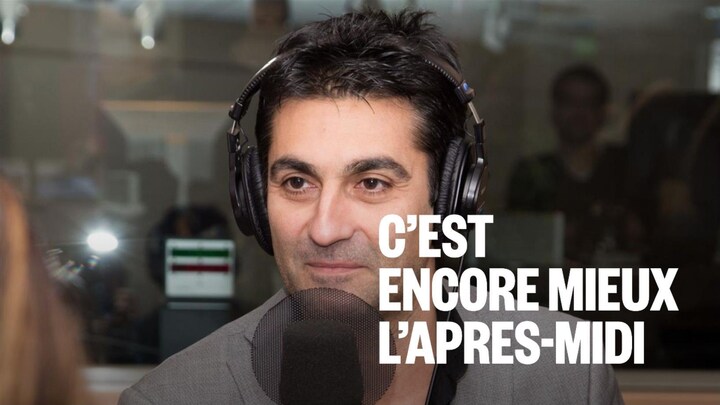 Un homme assis dans un studio radio.