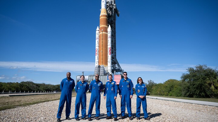  les astronautes de la NASA Victor Glover, Reid Wiseman, l'astronaute de l'ASC Jeremy Hansen et l'astronaute de la NASA Christina Koch, devant la fusée Space Launch System (SLS) de la NASA et le vaisseau spatial Orion, fixés sur le lanceur mobile.