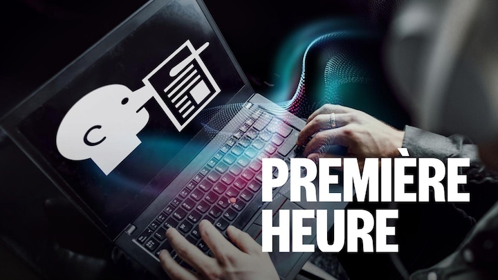 Un homme lit des fausses nouvelles sur son ordinateur.