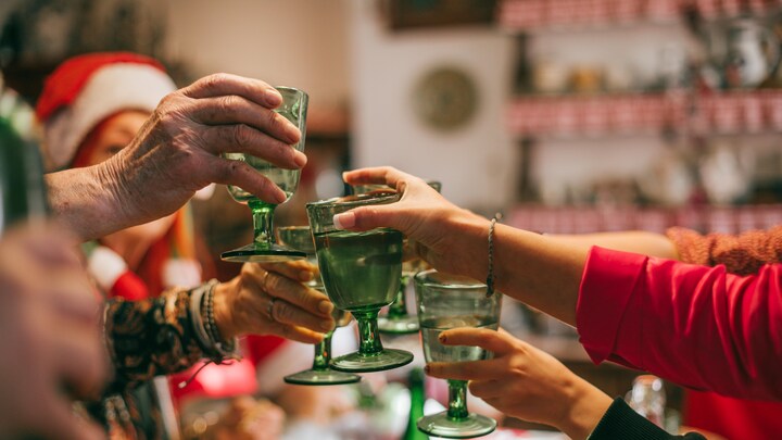Une famille autour d'un souper intergénérationnel à l'occasion d'une célébration de Nouvel An.