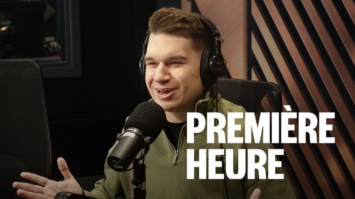 Un homme assis dans un studio radio.