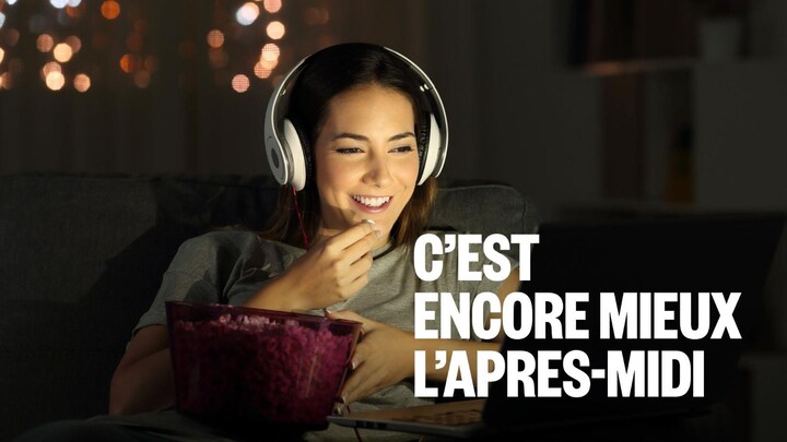 Une femme regardant un film sur son ordinateur