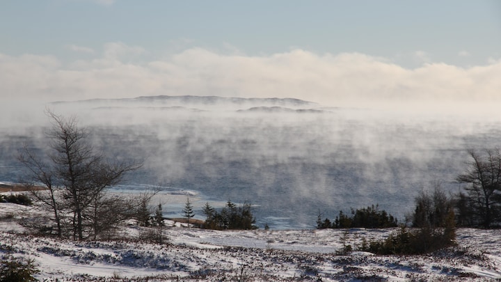 Le golfe du Saint-Laurent au large du village de Tête-à-la-Baleine est enveloppé de brume de mer. 