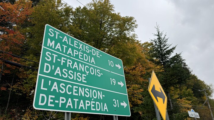 Un panneau routier affiche le nom de Saint-François-d'Assise, l'Ascension-de-Patapédia, Saint-Alexis-de-Matapédia.
