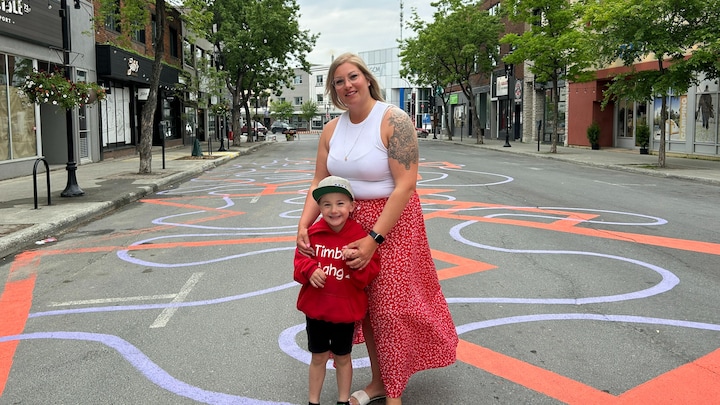Gabrielle-Ann Leduc et son fils au centre-ville de Rouyn-Noranda.