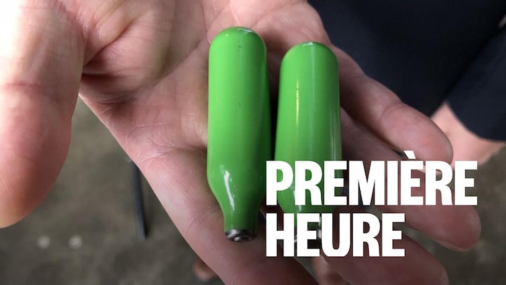 Gros plan sur deux bombonnes de couleur verte de la taille d'un doigt. 