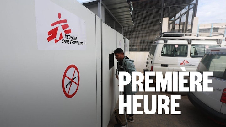 Un Palestinien blessé attend de recevoir des traitement devant une clinique de Médecins sans Frontières de Khan Younis, dans la bande de Gaza, le 31 décembre 2025, dans un contexte de restriction des accès humanitaires.