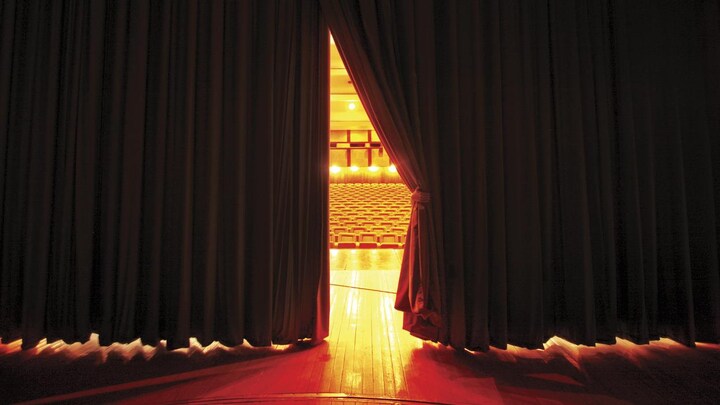 Une salle de théâtre est vide. 