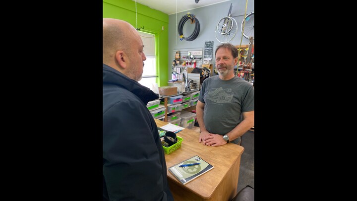 Guy Bouchard en entrevue dans sa boutique.