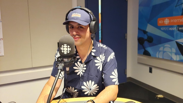 Hakim Nbigui dans la salle d'enregistrement radio de l'Estrie.