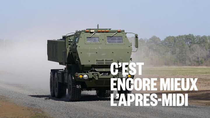 Un lanceur de missiles sur une route.