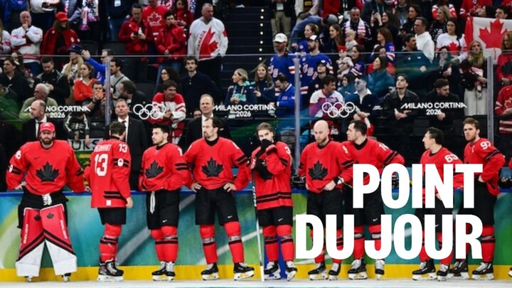 Les membres de l'équipe de hockey masculin se tiennent debout sur la glace et affichent un air de dépit.