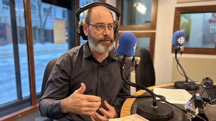 Hugo Asselin en entrevue à Radio-Canada dans le studio de Rouyn-Noranda.