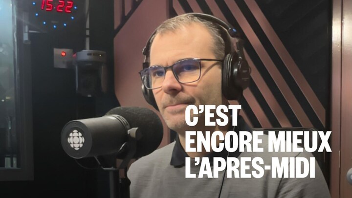 Un homme assis dans un studio radio.