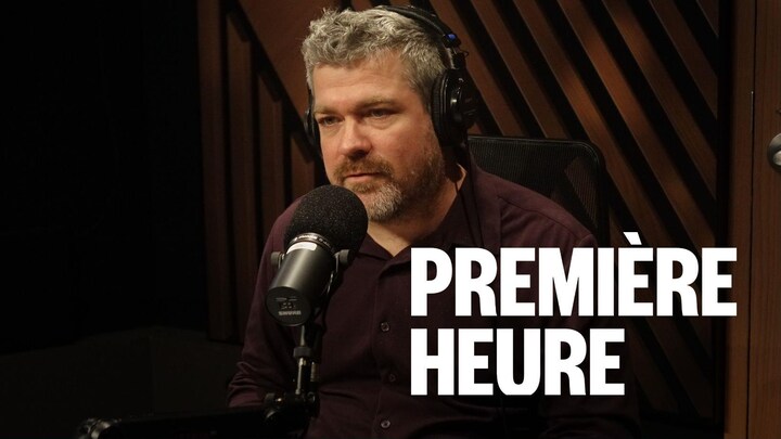Un homme assis dans un studio radio.