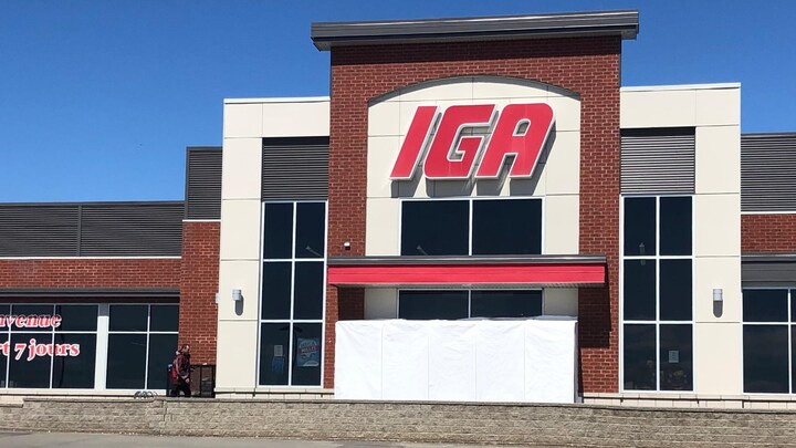 Le devant d'une épicerie IGA.