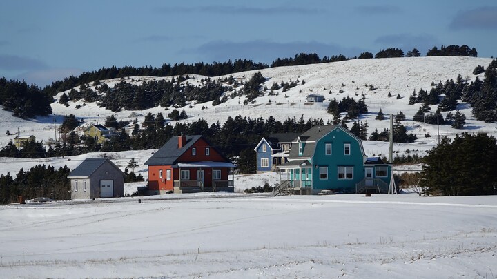 Des maisons en hiver à Havre-aux-Maisons.