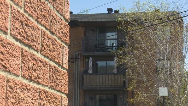 Vue sur des balcons d'un immeuble à logements de Gaspé.