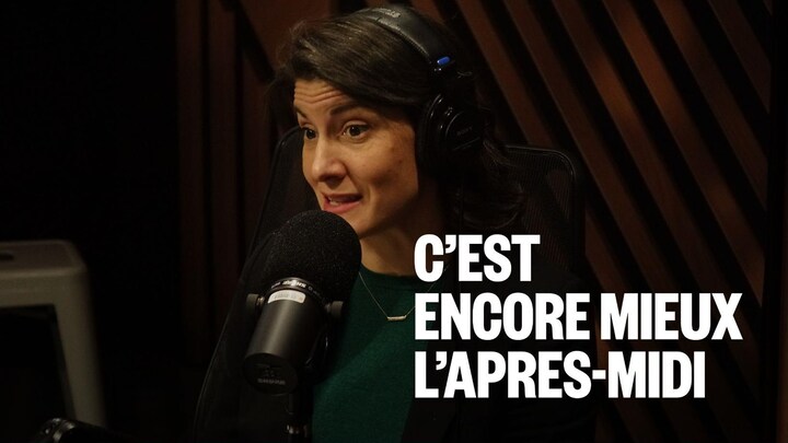 La journaliste Marika Wheeler assise dans un studio radio.