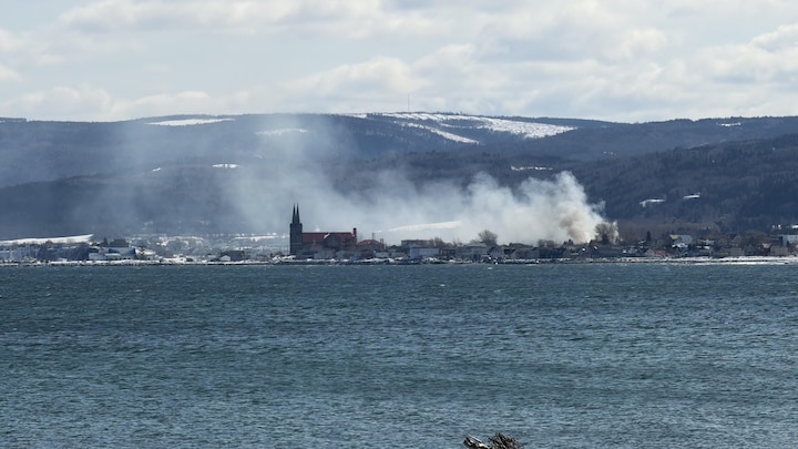 De la fumée au centre-ville de Sainte-Anne-des-Monts