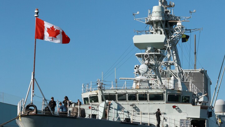 Photo de la proue d'un patrouilleur de la marine canadienne.