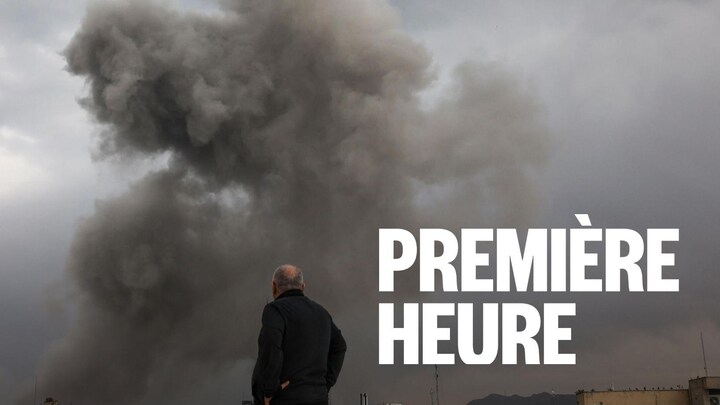 À Téhéran, une personne observe la fumée qui s'élève après une explosion, suite aux frappes menées par Israël et les États-Unis contre l'Iran, dans le contexte du conflit entre les États-Unis.