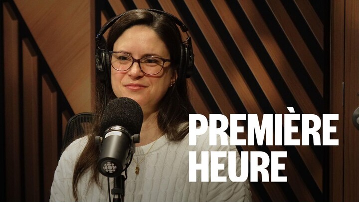 Une femme assise dans un studio radio.