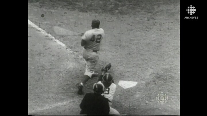 Jackie Robinson au marbre frappe la balle.
