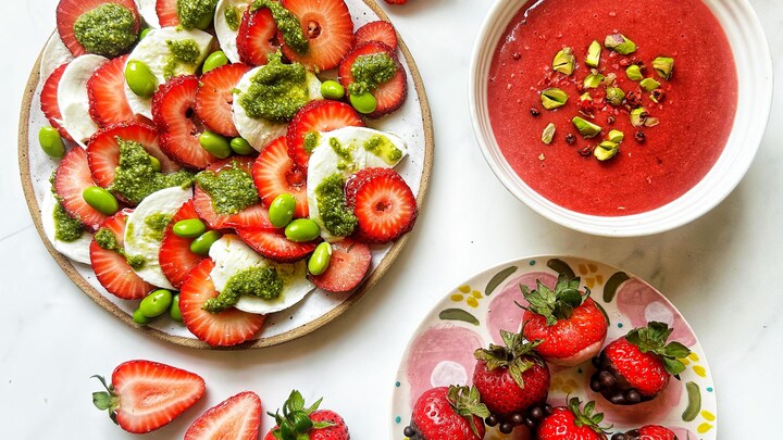 Salade caprese fraises-pesto, fraises aux deux chocolats et soupe aux fraises et aux baies roses.