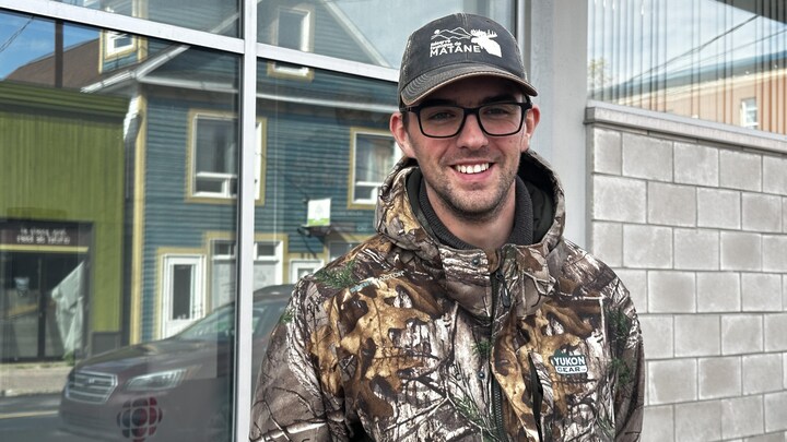 Jérémi Bouffard, en tenue de chasse, devant le studio Radio-Canada.